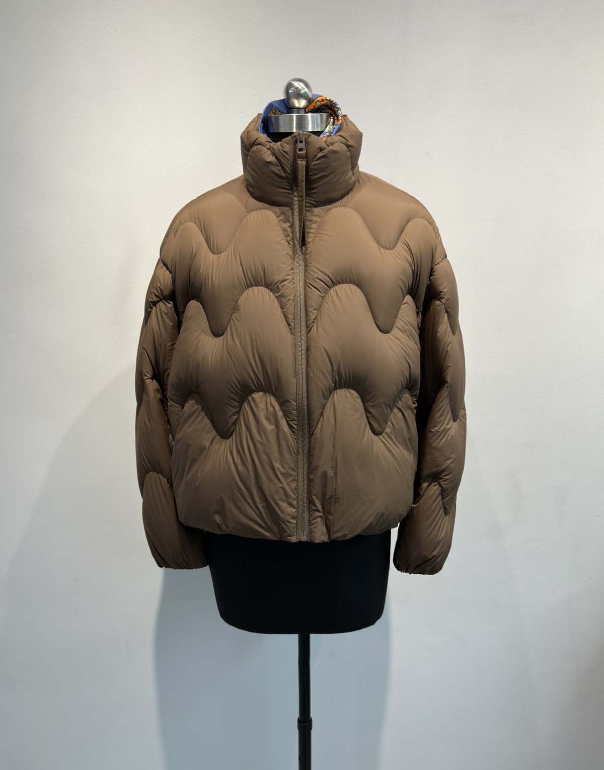 Wavy Pattern Stand Collar Down Jacket-05